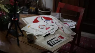 Dessins et broderies de Nikos Graikos et Athina Kallinikou.