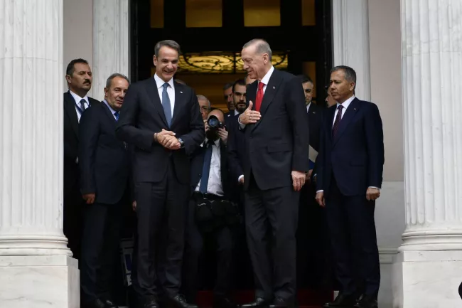 Le président turc, à Athènes pour la première fois depuis sept ans, a signé avec le premier ministre grec une « déclaration d’amitié et de relations de bon voisinage », attestant de leur volonté d’apaiser les tensions accrues de ces dernières années.