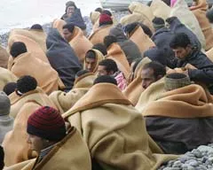 clandestins b Imigrés clandestins recueillis au lareg de Crète