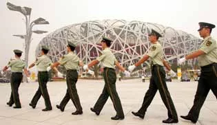 Policiers chinois devant le stade