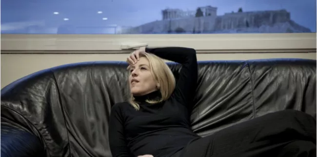 Rena Dourou, gouverneur de la région Attique, dans son bureau avec vue sur l'Acropole. (Stefania Mizara pour L'Obs)


