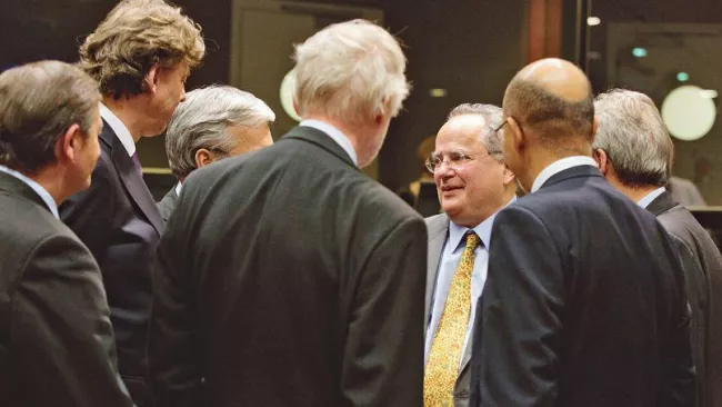 Le ministre grec des Affaires étrangères Nikos Kotzias (de face) et ses homologues européens, le 29 janvier, à Bruxelles. Crédits photo : Virginia Mayo/AP


