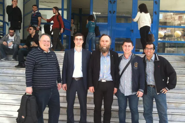 A gauche, le nouveau premier ministre grec Nikos Kotzias et au centre, le fasciste russe Aleksandr Dugin (centre). Image: DR


