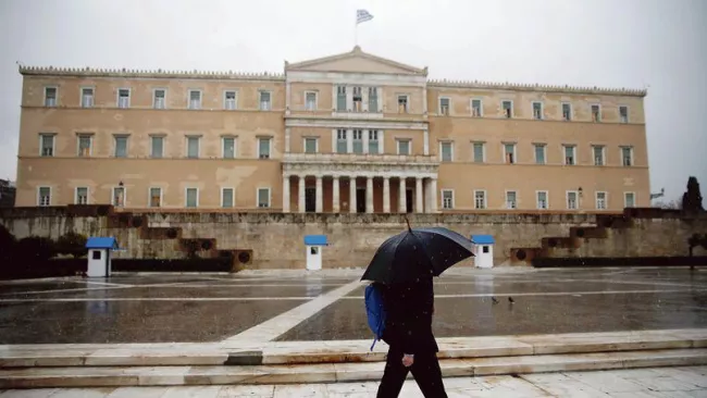 Le Parlement d'Athènes sous la pluie, vendredi matin. Crédits photo : ALKIS KONSTANTINIDIS/REUTERS


