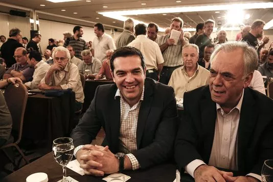Alexis Tsipras et le député Yannis Dragasakis lors d'un comité central du parti Syriza à Athènes, Grèce, le 23 mai 2015.


