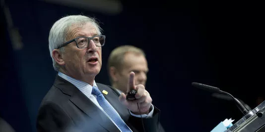 Jean-Claude Juncker (président de la Commission européenne) (gauche) et Donald Tusk (président du Conseil européen) ont remis, avec Martin Schulz, Mario Draghi et Jeroen Dijsselbloem, lundi 22 juin un rapport sur l'avenir de la zone euro.


