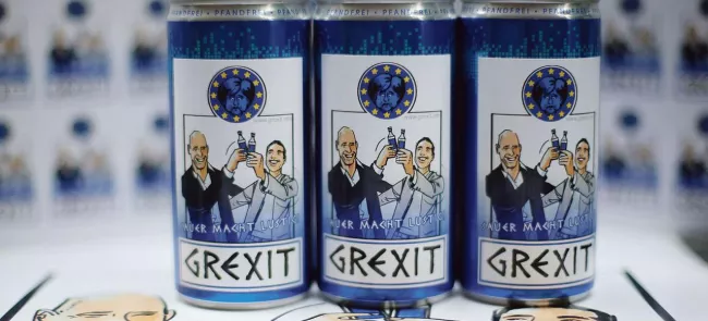 Après avoir déposé la marque en Allemagne, un entrepreneur de Hamm s'apprêtait à lancer, mardi, une boisson à la vodka et au citron, «Grexit», à l'effigie du premier ministre grec, Alexis Tsipras, et de son ministre des Finances, Yanis Varoufakis. Crédits photo : INA FASSBENDER/AFP


