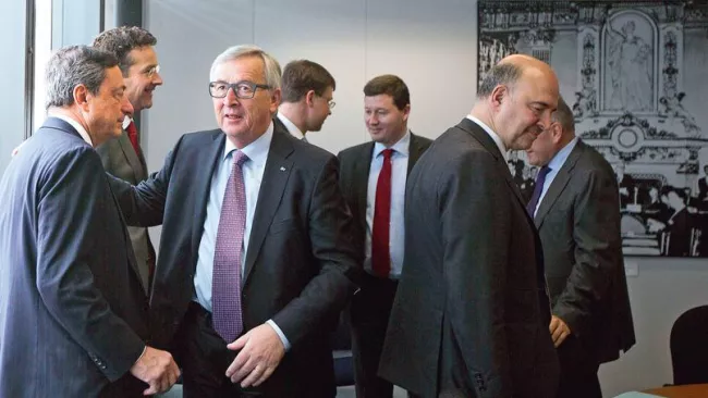 Le président de la BCE, Mario Draghi, le président de la Commission, Jean-Claude Junker, et le commissaire européen aux Affaires économiques, Pierre Moscovici (de gauche à droite au premier plan), lors de la réunion sur la Grèce, mercredi à Bruxelles. Crédits photo : VIRGINIA MAYO/AFP


