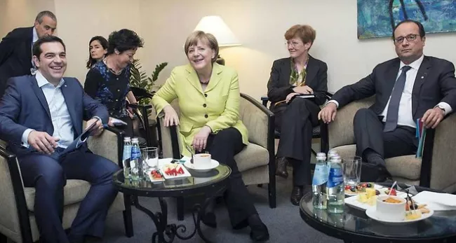 Alexis Tsipras, Angela Merkel et Francois Hollande ont discuté vendredi d'une prolongation de l'aide à la Grèce - Guido Bergmann/AP/SIPA


