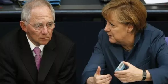 Le ministre allemand des finances, Wolfgang Schaüble, avec Angela Merkel (Crédits : © Fabrizio Bensch / Reuters)


