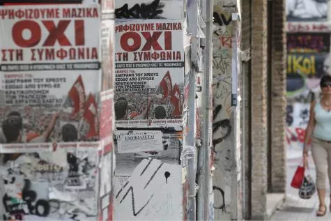 Sur les murs, des affiches appellent les Grecs à voter non © Reuters


