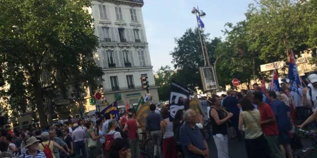 Plusieurs milliers de manifestants à Paris en soutien à la Grèce.