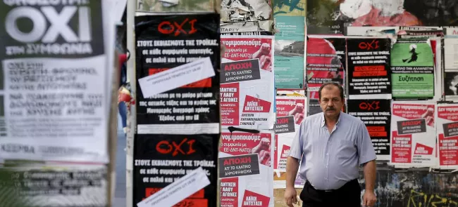 Affiches pour le non (oxi) au référendum, dans les rues d'Athènes, le 2 juillet. Crédits photo : CHRISTIAN HARTMANN/REUTERS


