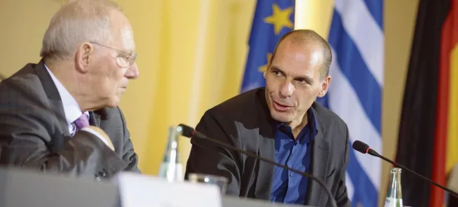 Wolfgang Schaüble, ministre allemand des Finances, et son homologue grec, Yanis Varoufakis, lors d'une conférence de presse commune à Berlin en février dernier. Crédits photo : Action Press / Bestimage


