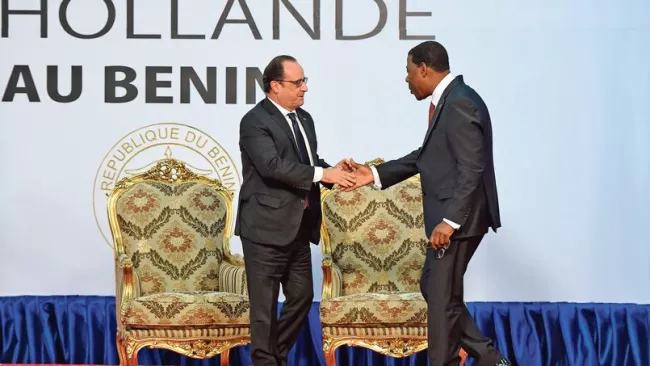 Le chef de l'État français est accueilli  par son homologue Thomas Boni Yayi, jeudi à Cotonou. Crédits photo : ALAIN JOCARD/AFP


