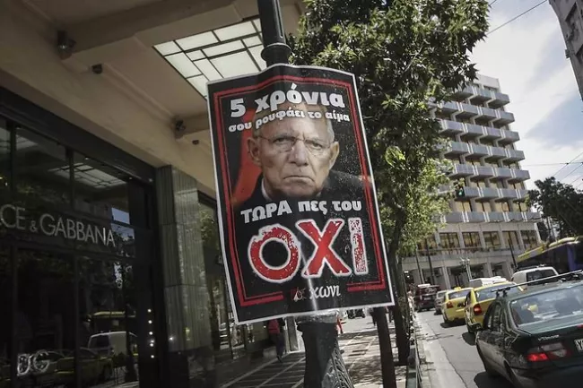 Le parti de gauche radicale du Premier ministre grecutilise une photo du ministre des Finances allemand sur ses affiches avec cette légende : « Il t'a saigné pendant cinq ans. Alors vote 'non' » - AFP/dpa Picture-Alliance


