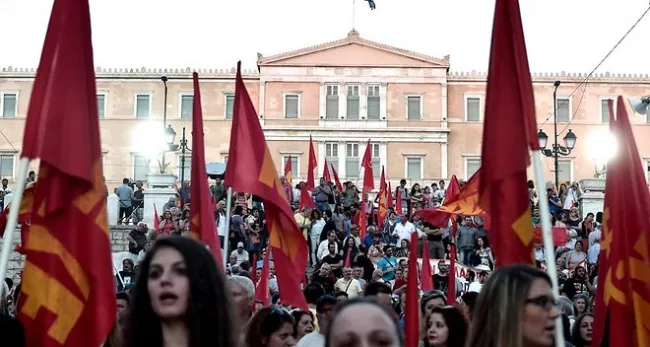 Ils étaient des milliers de partisans du KKE, le Parti communiste grec, disciplinés, bien encadrés, à avoir débarqué jeudi soir sur la place Syntagma à Athènes pour dire «?Non?» au référendum d'Alexis Tsipras - AFP



