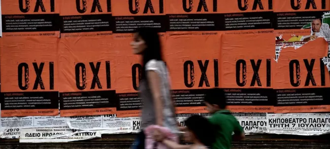 Des affiches appelant à voter «non» au référendum de dimanche, jeudi, à Athènes. Crédits photo : ARIS MESSINIS/AFP


