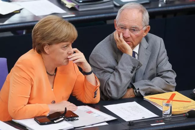 Angela Merkel et le ministre allemand des finances Wolfgang Schäuble ont de quoi réfléchir après le non grec de dimanche. Image: Keystone



