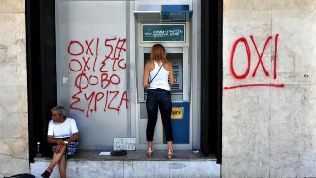 Un graffeur écrit: «non à la peur de Syriza»


