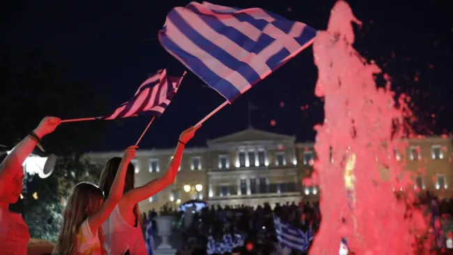 Des partisans du Non fêtent leur victoire à Athènes. Crédits photo : Petros Giannakouris/AP


