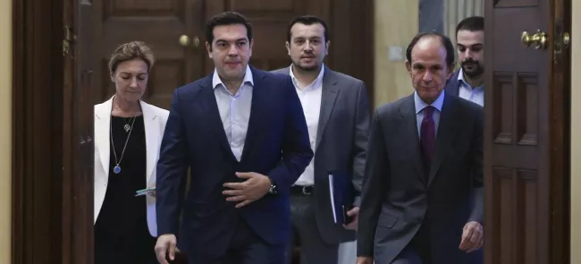 Le premier ministre grec, Alexis Tsipras, lors de son arrivée, lundi, au palais présidentiel à Athènes, pour rencontrer tous les leaders des partis représentésau Parlement,à l'exceptiond'Aube dorée(extrême droite). Crédits photo : ALKIS KONSTANTINIDIS/REUTERS


