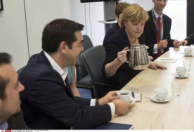 En dépit du «?non?» du peuple grec à leurs propositions de réformes, les Européens ont décidé, mardi, de ne pas rompre avec Athènes - Philippe Wojazer/AP/SIPA


