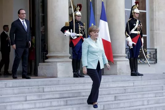 La chancelière allemande Angela Merkel descend les marches de l'Elysée le 6 juin 2015.


