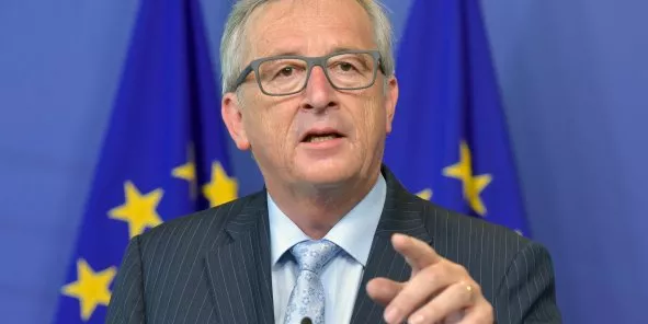 Jean-Claude Juncker communique avec Alexis Tsipras par SMS, y compris lorsqu'il s'adresse aux eurodéputés... (Crédits : © Eric Vidal / Reuters)


