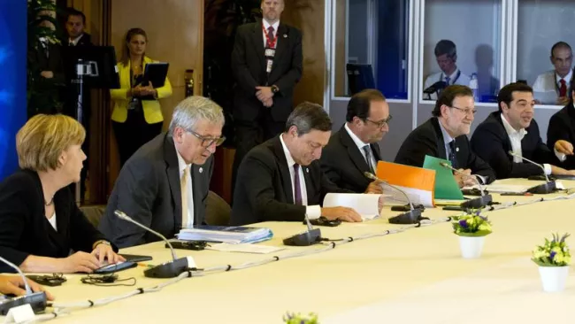 De gauche à droite. Angela Merkel, Jean-Claude Juncker, Mario Draghi, François Hollande, Mariano Rajoy, Alexis Tsipras et Matteo Renzi, lors du sommet de la zone euro, mardi soir à Bruxelles. Crédits photo : Michel Euler/AP


