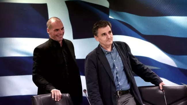 Euclide Tsakalotos (à droite ) a succédé à Yanis Varoufakis au poste de ministre des Finances. Crédits photo : ANGELOS TZORTZINIS/AFP


