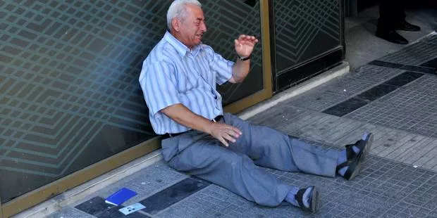 Un financier australien tend la main au retraité grec qui pleure, ami de son père.