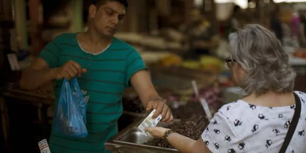 La crise frappe de plein fouet les Grecs: essence, horeca, tourisme, funérailles.