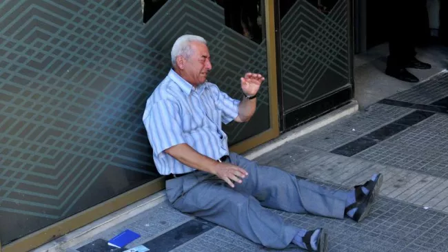 Giorgos Chatzifotiadis, 77 ans, avait successivement tenté trois banques fermées, à Thessalonique (nord), pour récupérer une partie de la pension de sa femme, qui souffre de problèmes de santé. Crédits photo : SAKIS MITROLIDIS/AFP


