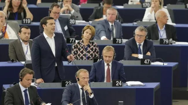 Donald Tusk, le président du Conseil européen (au premier plan), écoute l'intervention du premier ministre grec, Alexis Tsipras, mercredi, à Strasbourg, au Parlement européen. Crédits photo : VINCENT KESSLER/REUTERS


