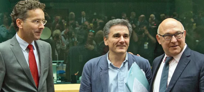 Rencontre entre le néerlandais, Jeroen Dijsselbloem, le nouveau ministre grec des Finances, Euclide Tsakalotos (au centre), et Michel Sapin, lors de la réunion des ministres des finances de le zone euro, mardi à Bruxelles. Crédits photo : Virginia Mayo/AP


