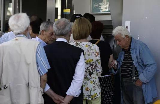 Queue devant un distributeur dans les rues d'Athènes, le 9 juillet.


