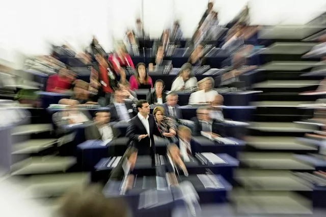 Visiblement, quelque chose s'est brisé entre Jean-Claude Juncker et Alexis Tsipras. Image: AP


