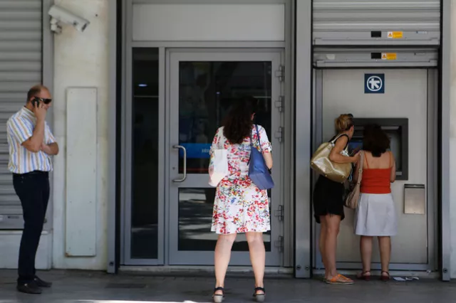 Les Grecs n'ont pu retirer, depuis la fermeture le 28 juin, que 60 euros par jour aux distributeurs. Image: Keystone


