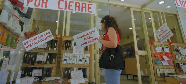 En 2001, de nombreux magasins argentins (ici, lors d'une liquidation totale) avaient été forcés de fermer leurs portes. Crédits photo : Diego Giudice/AP


