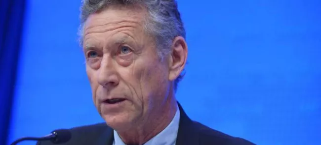 Après avoir rappelé que l'économie grecque représente moins de 2 % du PIB de la zone euro et 0,5% de l'économie mondiale, Olivier Blanchard, le chef économiste du FMI, considère que les «risques mécaniques sont limités».


