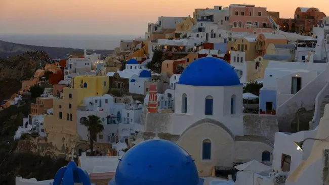 Santorin, une île incontournable des Cyclades. Crédits photo : CATHAL MCNAUGHTON/REUTERS


