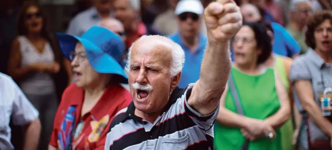 Manifestation de retraités devant le ministère des Finances, vendredi, à Athènes. Crédits photo : Emilio Morenatti/AP


