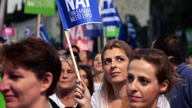 Plus de 60% des Grecs se sont prononcés contre la proposition d'accord entre la Grèce et ses créanciers. Crédits photo : LOUISA GOULIAMAKI/AFP


