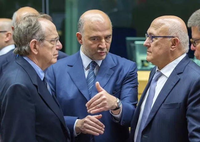 Le ministre des Finances italien Pier Carlo Padoan, le commissaire européen à l'Economie Pierre Moscovici, et le ministre des Finances français Michel Sapin, à Bruxelles le 11 juillet 2015 - AFP/ JOHN MACDOUGALL


