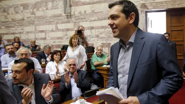 Alexis Tsipras a été accueilli par des applaudissements, vendredi, à Athènes, lors d'une réunion à l'Assemblée des parlementaires appartenant à Syriza. Crédits photo : JEAN-PAUL PELISSIER/REUTERS


