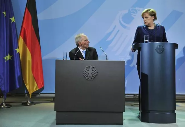 Fini la répartition des rôles entre le «?good cop?» et le «?bad cop?». Désormais la chancelière allemande et son ministre des Finances sont sur la même ligne, ultra-dure vis à vis de la Grèce. - AFP PHOTO / JOHN MACDOUGALL


