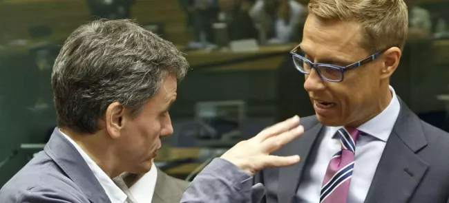 Le ministre des Finances grec Euclid Tsakalotos et le ministre des Finances finlandais Alexander Stubb, à Bruxelles le 12 juillet. Crédits photo : Michel Euler/AP


