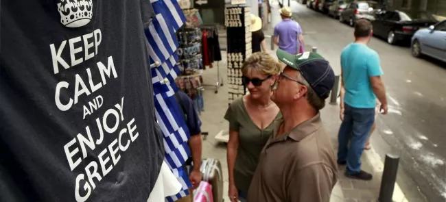 Les Grecs ont droit de retirer 60 euros par jour, ce qui constitue en réalité une somme considérable et très supérieure aux besoins réels. Crédits photo : CATHAL MCNAUGHTON/REUTERS


