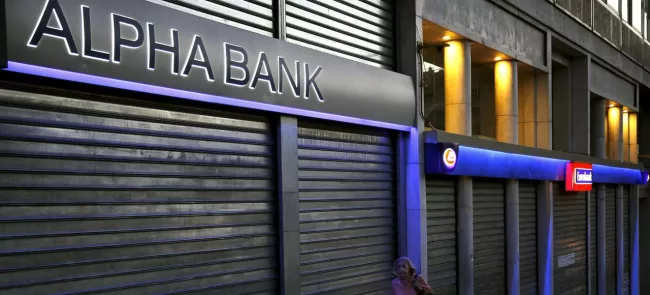 Une partie importante d'un futur plan devrait servir au renflouement du secteur bancaire, une ardoise évaluée entre 15 et 25 milliards d'euros. Crédits photo : YANNIS BEHRAKIS/REUTERS


